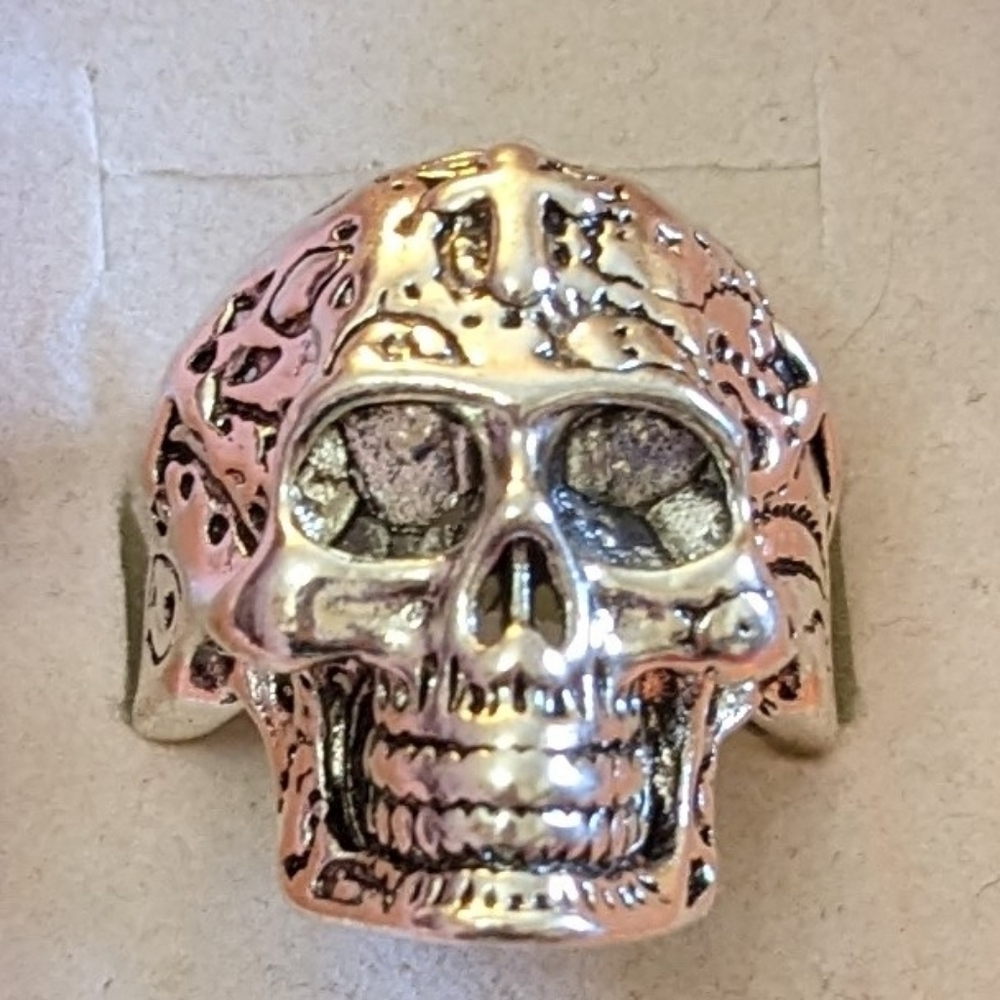 💀 Silver Tone Skull Ring – Gothic Biker Statement Ring, T2B1N